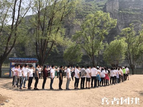 北京拓展訓(xùn)練公司團建基地組織學(xué)生參加畢業(yè)墻活動