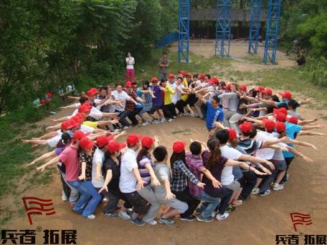 國家圖書管員工到拓展訓(xùn)練公司訓(xùn)練