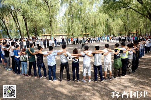 北京拓展訓(xùn)練公司組織學(xué)生參加畢業(yè)墻活動(dòng)
