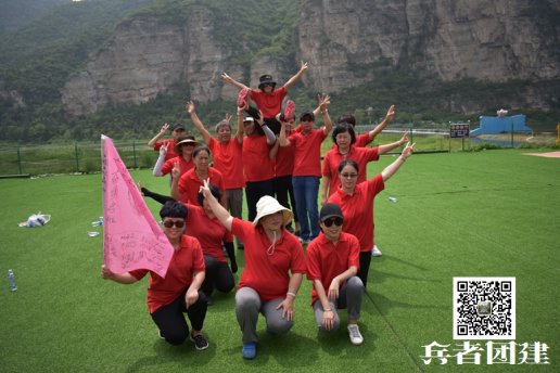 這次拓展訓(xùn)練讓我感觸頗深，可以用以下幾句概括:在互動(dòng)中交流、在過(guò)程中學(xué)習(xí)、在總結(jié)中啟迪