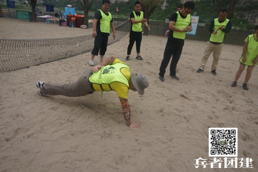 北京拓展訓(xùn)練，讓我深切的感受到理解問(wèn)題、處理問(wèn)題上方法的重要性，團(tuán)隊(duì)合作的重要性